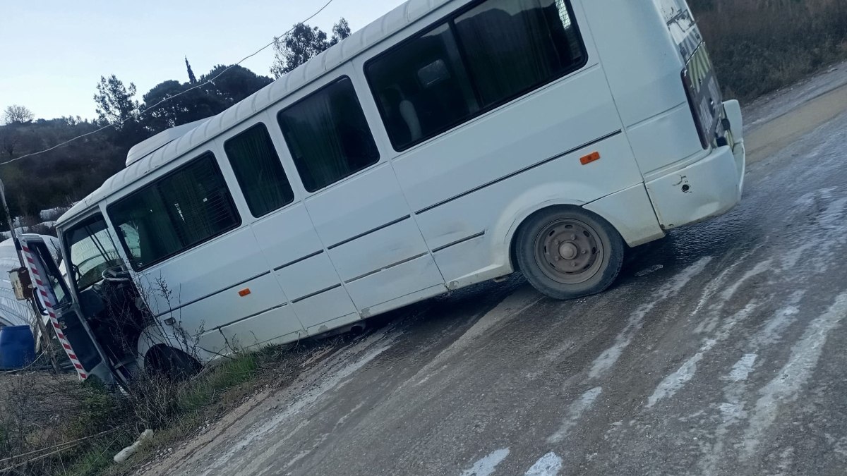 Antalya’da okul servisi buzlu yolda kaydı, korku dolu anlar yaşandı
