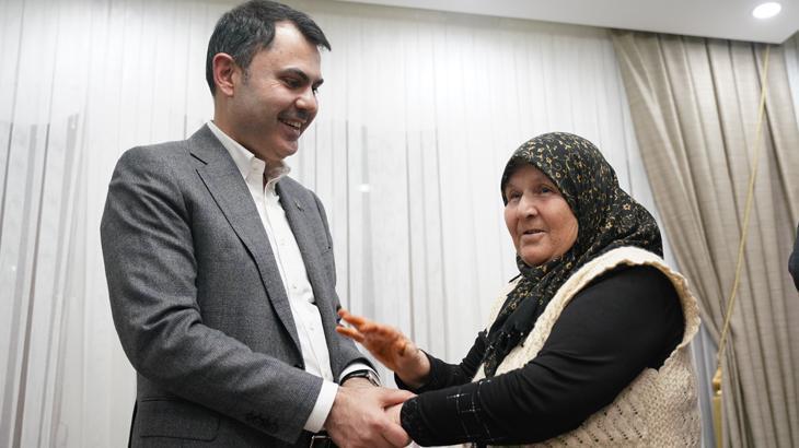 Bakan Kurum’dan depremzede Nelbi teyzeye ziyaret!