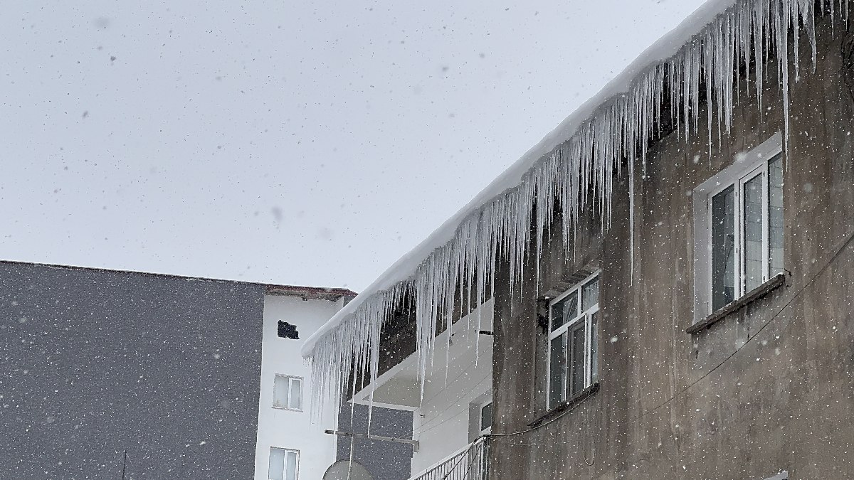 Bitlis’te çatılardaki buz sarkıtları tehlike saçıyor