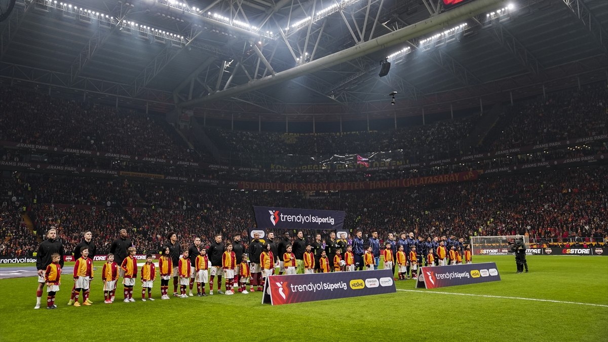 Galatasaray – Fenerbahçe derbisi Avrupa basınında: Sahada futbol yoktu