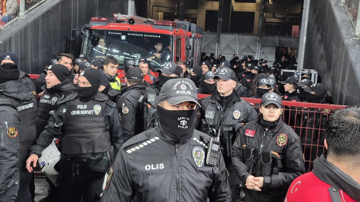 Galatasaray – Fenerbahçe derbisi için 32 bin 500 polis görevlendirildi