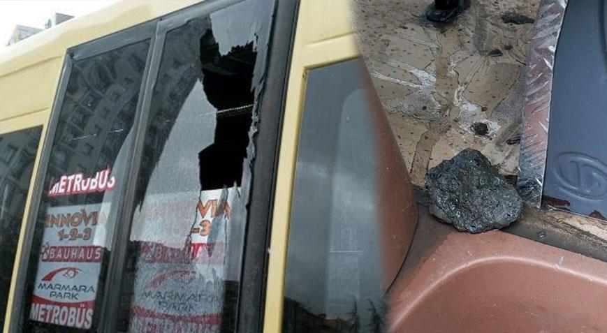 İstanbul’da kar toplarının içine taş koyarak attılar! 5 minibüsün camı kırıldı