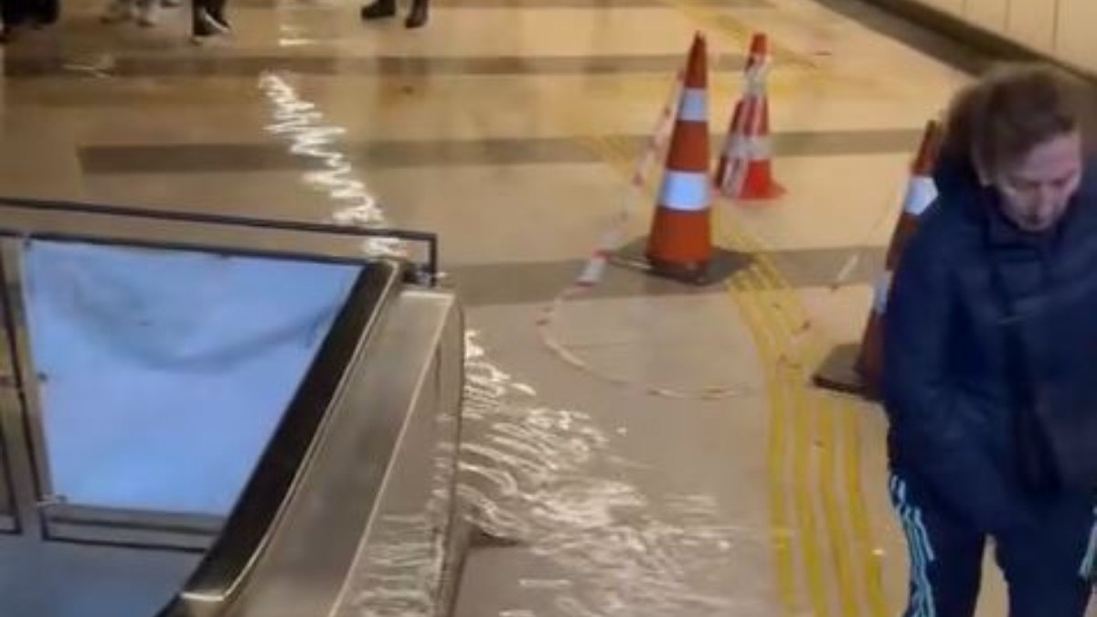 İstanbul’da metrobüs alt geçidini su bastı