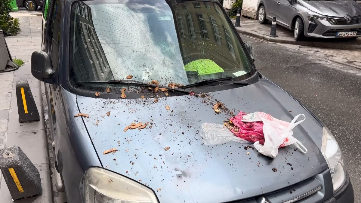 İstanbul’da pencereden atılan çöp otomobilin camını kırdı