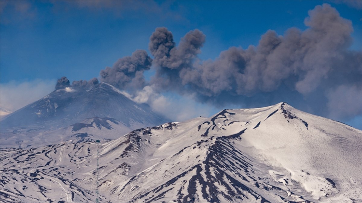 İtalya’da Etna Yanardağı’nda yeniden lav akışı başladı