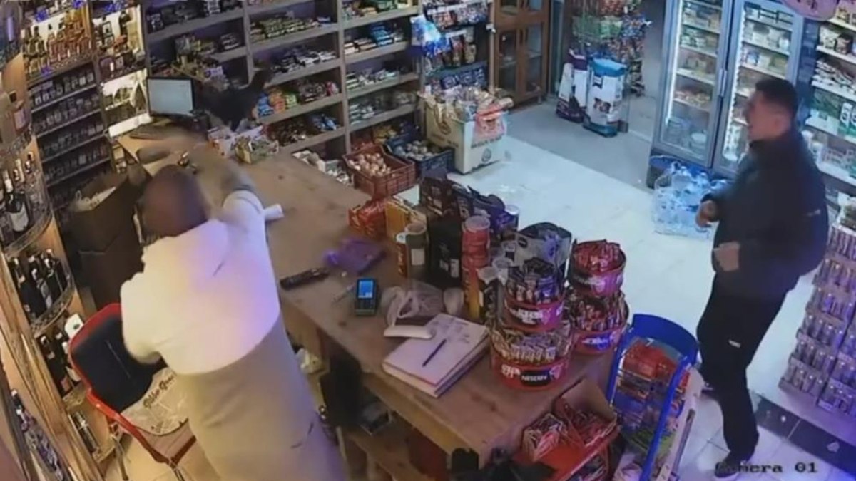Muğla’da markete giren tavuk ortalığı birbirine kattı