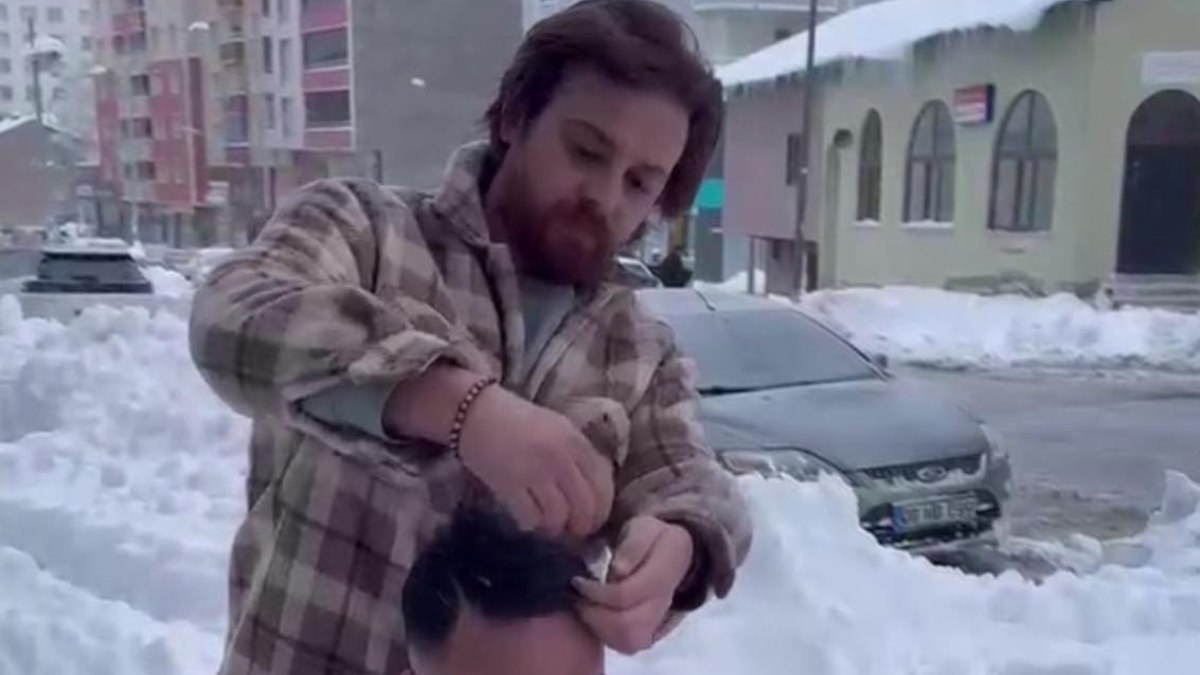 Muş’ta berber müşterili karlı havada tıraş etti