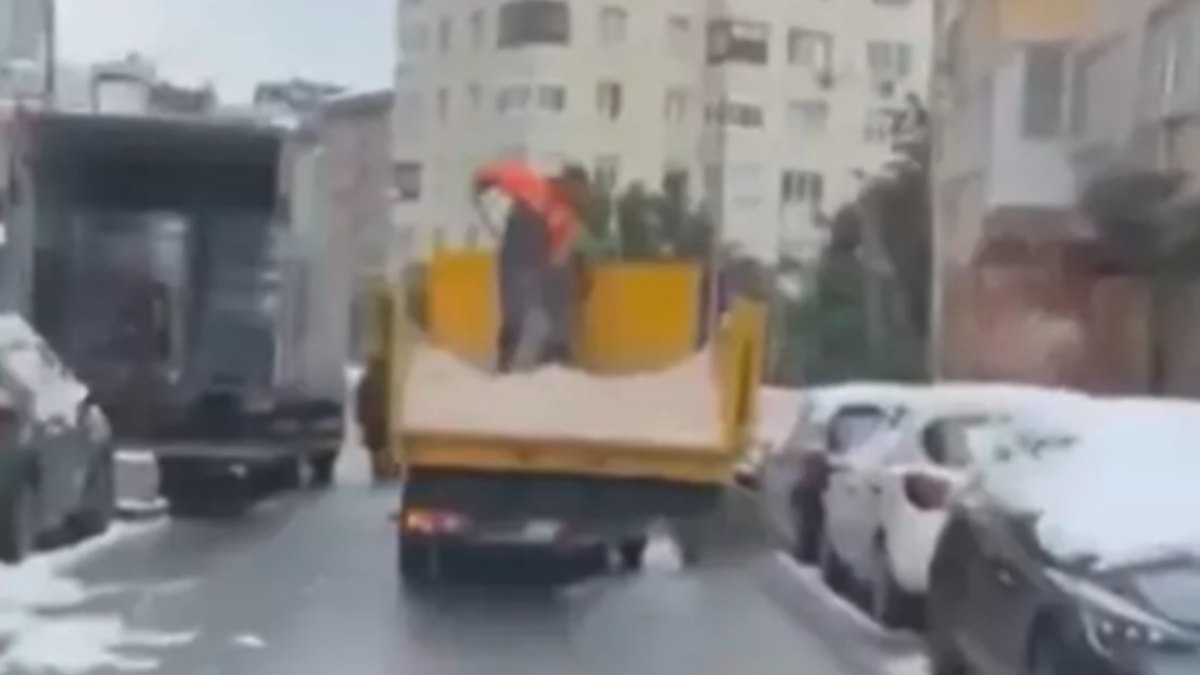 Şişli’de belediye ekibi araçların üzerine kürekle tuz attı