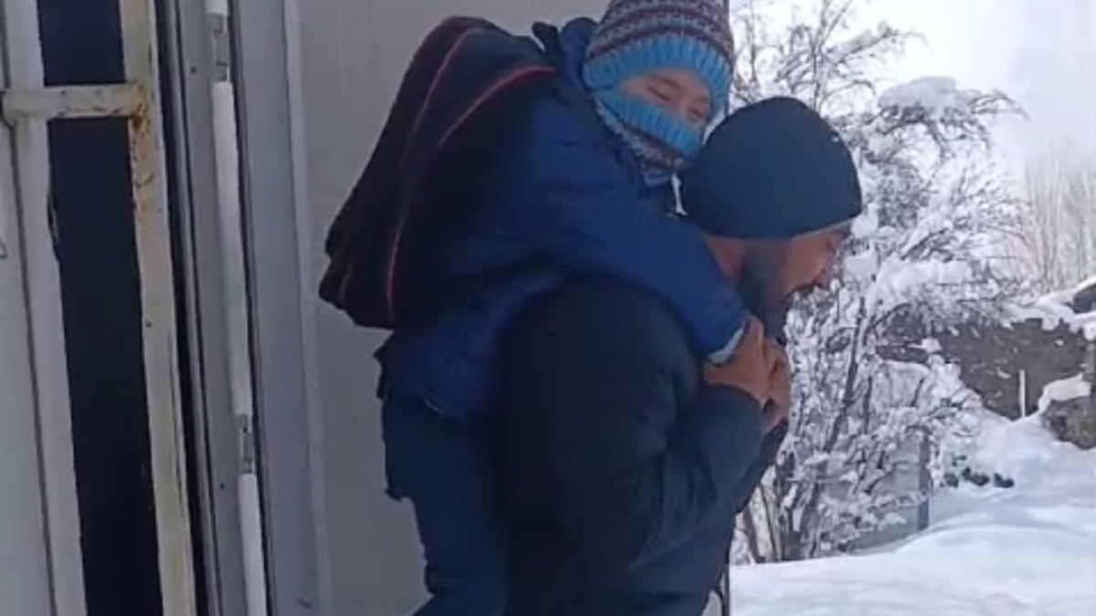 Van’da bir öğretmen öğrencisini sırtında taşıyarak evine bıraktı