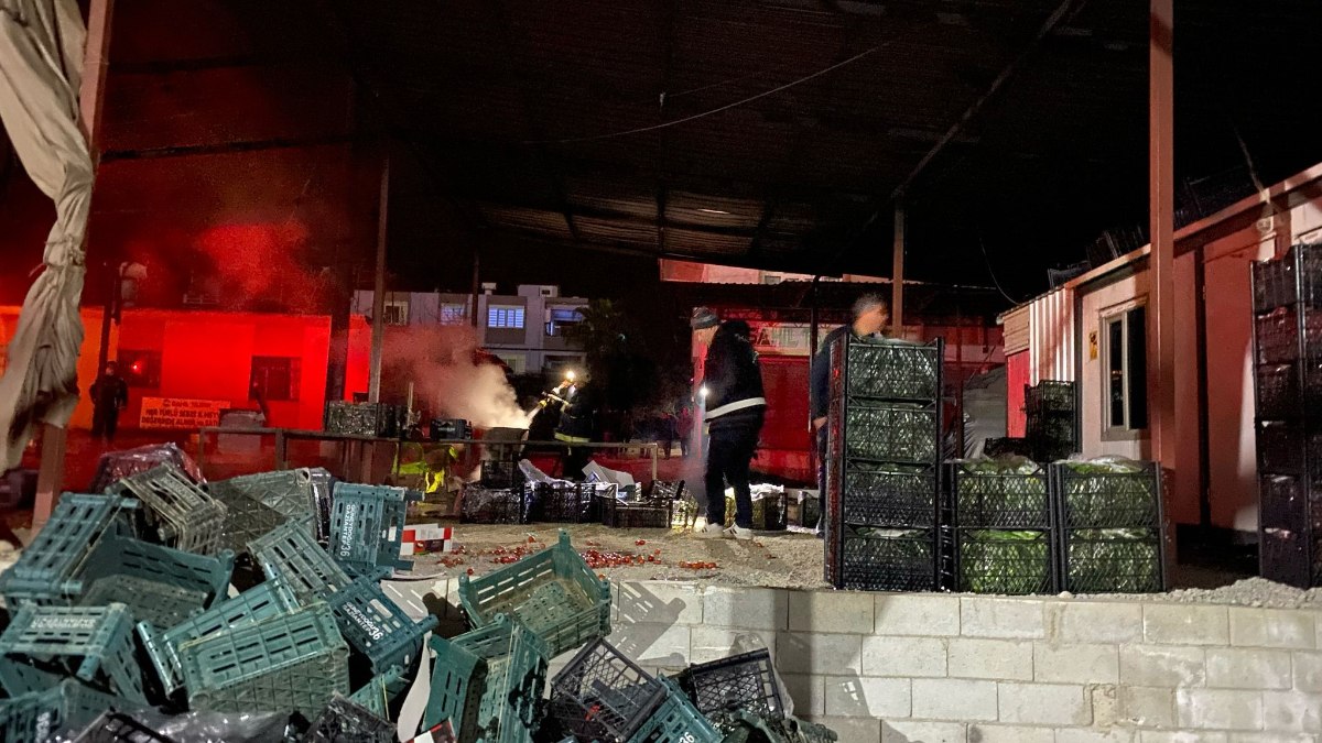 Antalya’da çöpten aldığı kartonla depoyu ateşe verdi