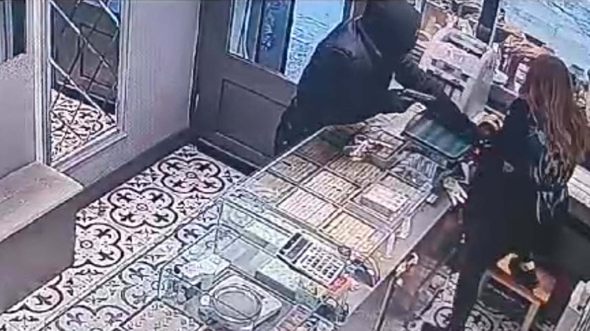 Balıkesir’de maskeli ve silahlı kuyumcu soygunu: Şüpheli kıskıvrak yakalandı