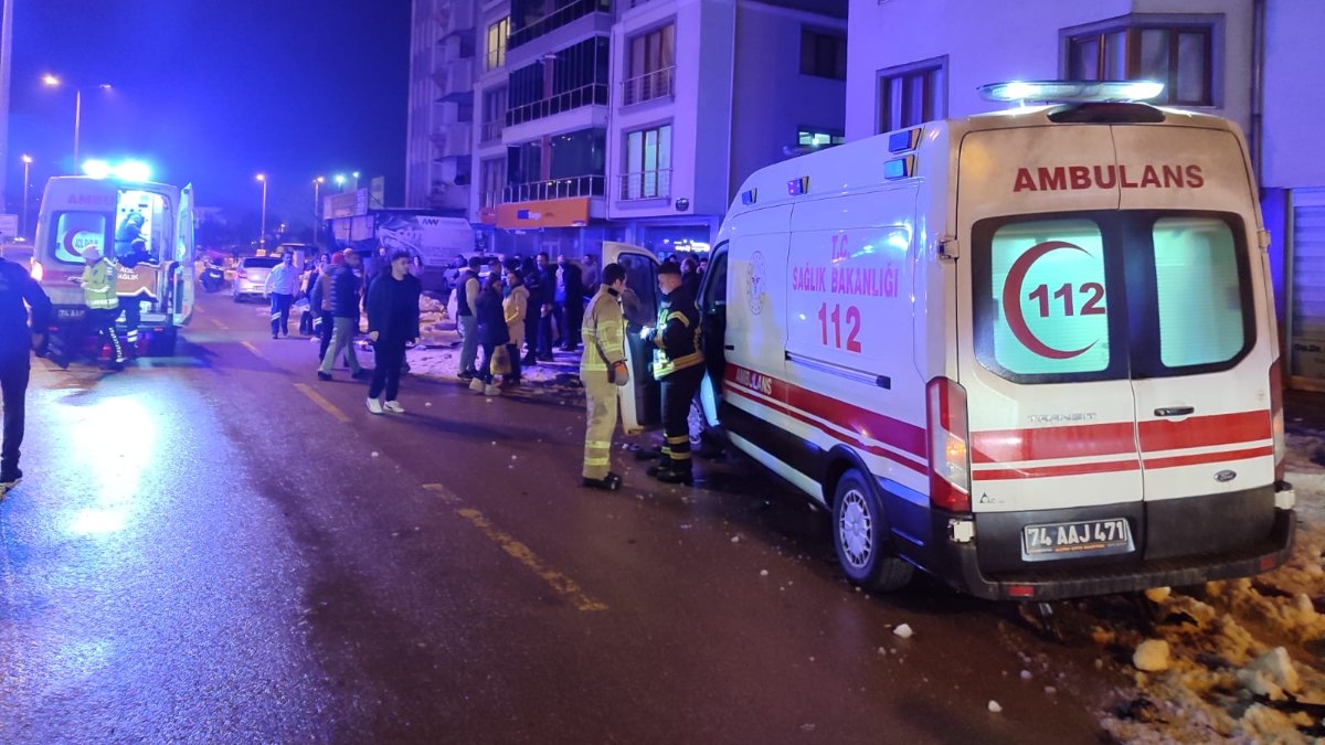 Bartın’da hasta taşıyan ambulans ile otomobil çarpıştı: 8 yaralı