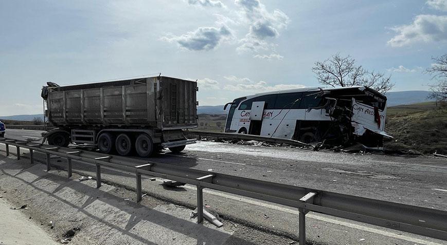 Bilecik’te feci kaza! TIR yolcu otobüsüne çarptı, çok sayıda yaralı var