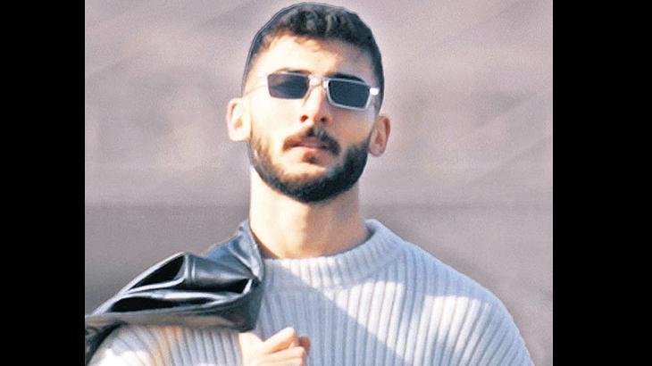Bu kez kendi yorumuyla seslendirdi!