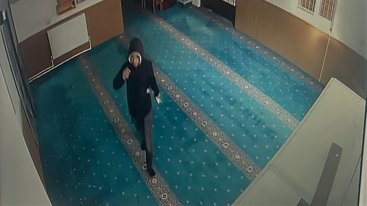Eskişehir’de camide mevlitten kalan ikramı yiyip para çaldı