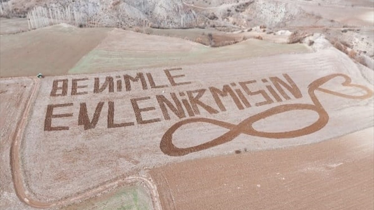 Evlenme teklifini sanata dönüştüren Çorumlu çiftçi