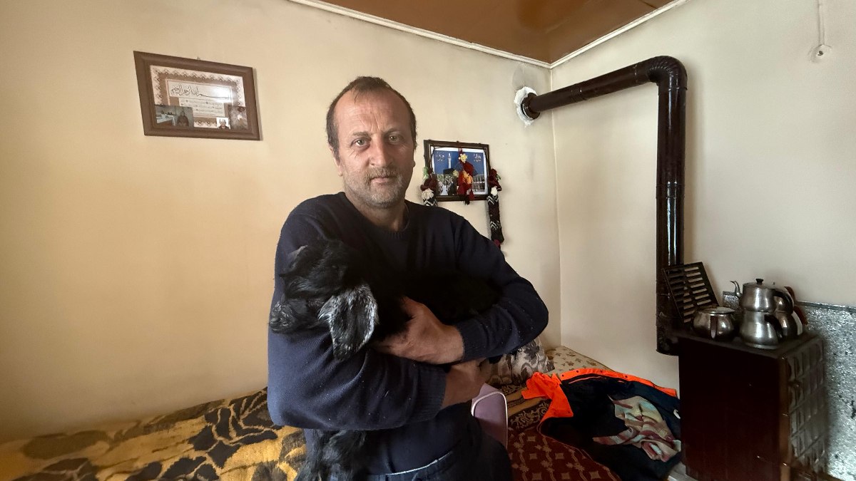 Gümüşhane’de felçli oğlak ‘Mıstık’a şefkatle bakıyor
