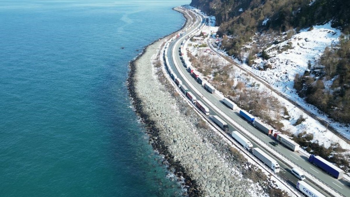 Gürcistan’daki yoğun kar yağışı nedeniyle Artvin’de uzun tır kuyrukları oluştu