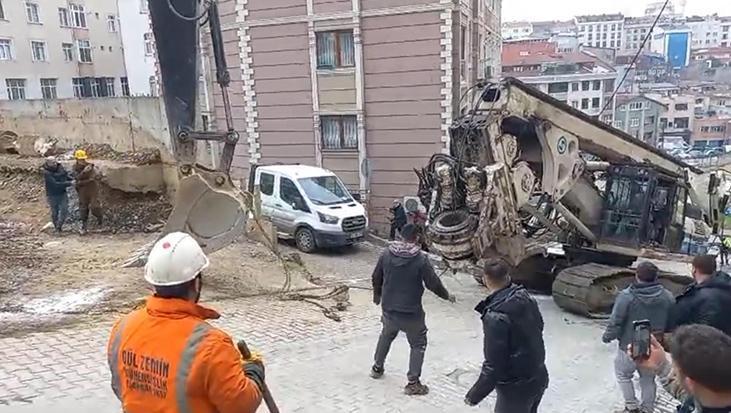 İstanbul’da fore kazık makinesini çeken halat koptu! Yaralılar var