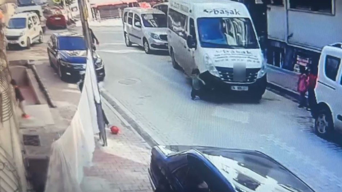 İstanbul’da servis minibüsünün 5 yaşındaki çocuğa çarptığı anlar kamerada