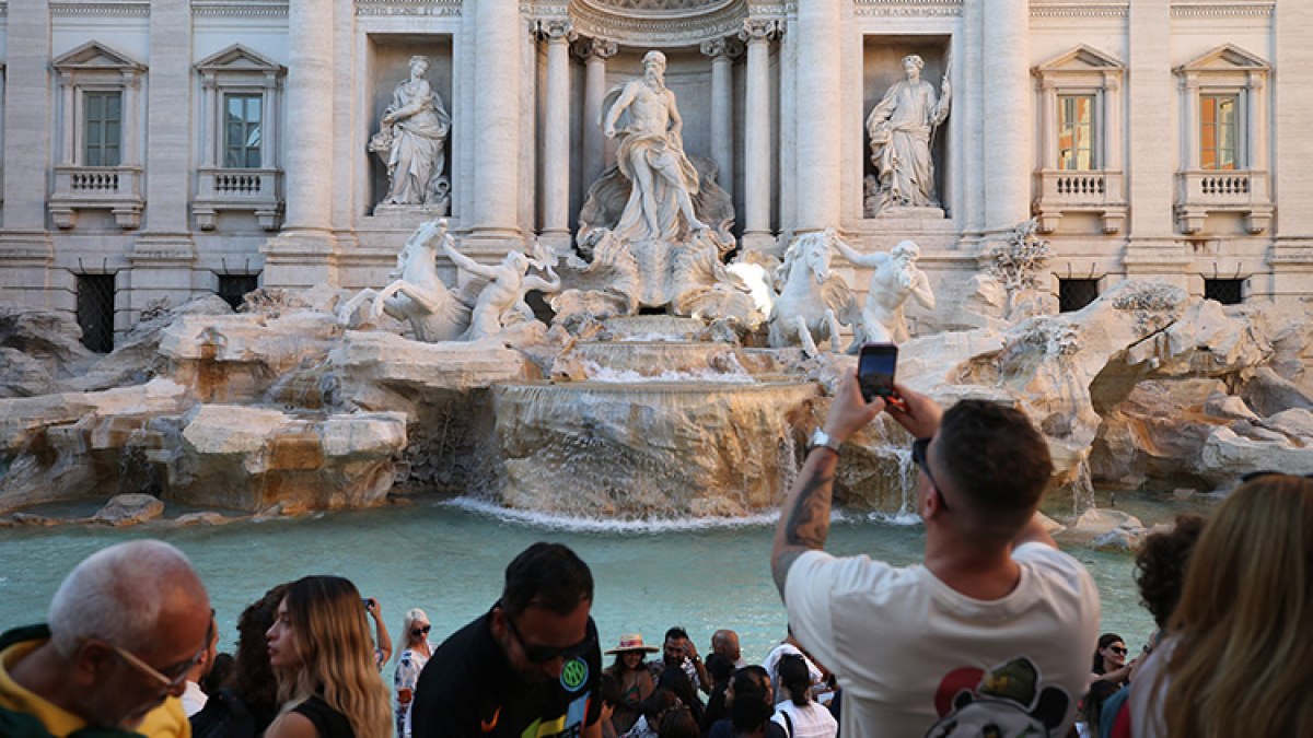 İtalya’da sarhoş turist sezonu açıldı: Trevi Çeşmesi’ne girişi ömür boyu yasaklandı