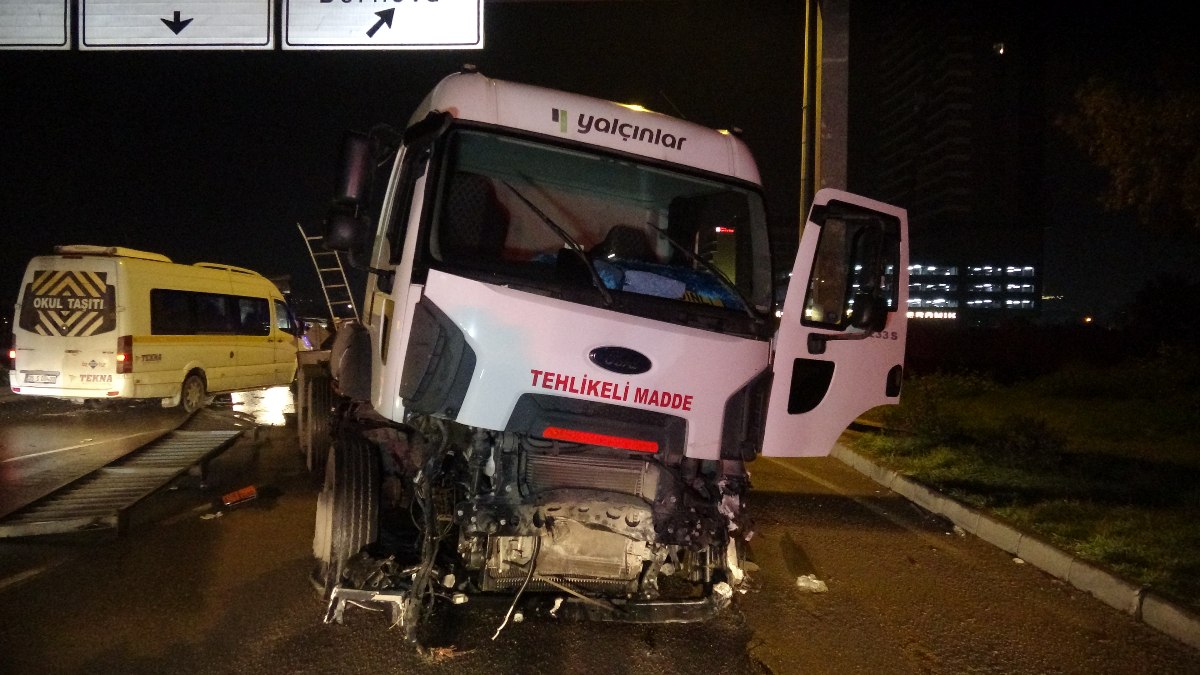 İzmir’de kontrolden çıkan tanker, taksiye çarptı