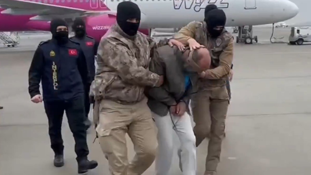 Kırmızı bültenle aranan 2 isme operasyon: Türkiye’ye getirildiler