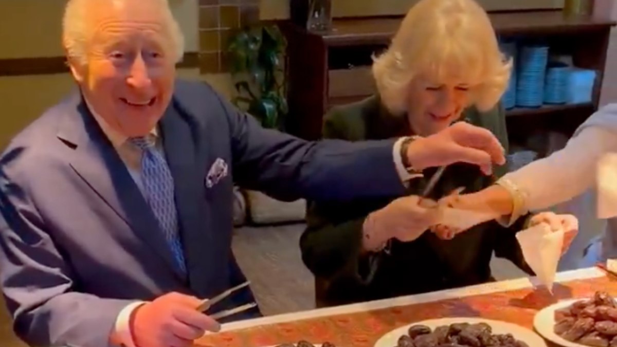 Kralı Charles ve Kraliçe Camilla, hurma paketledi