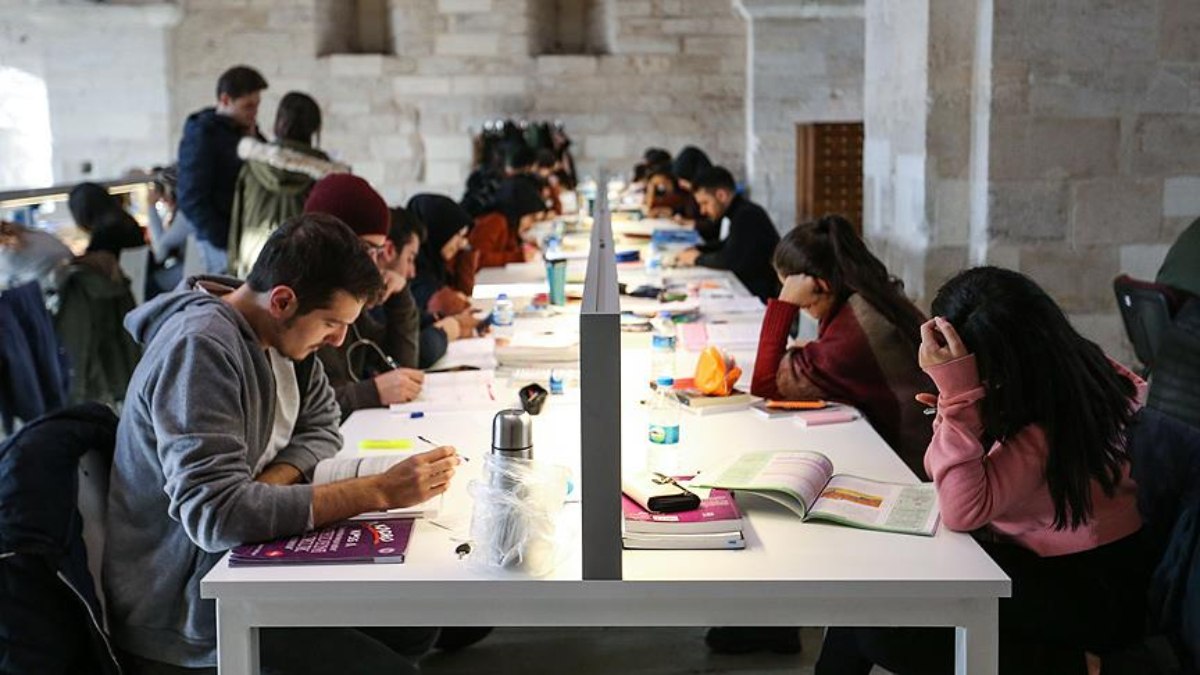 Üniversite öğrencilerine İŞKUR’dan yarı zamanlı iş imkanı