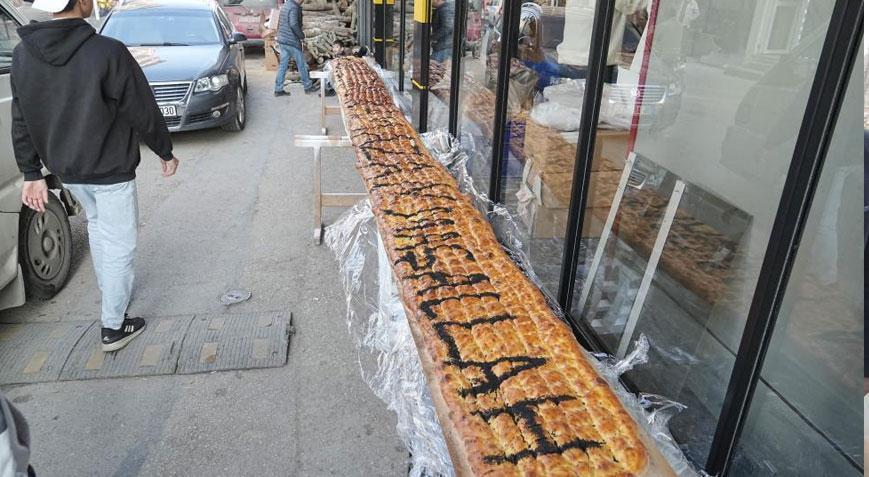Yapımı 2 saat sürdü, 8 kişi kolları sıvadı! Metrelerce uzunluktaki pide şoke etti
